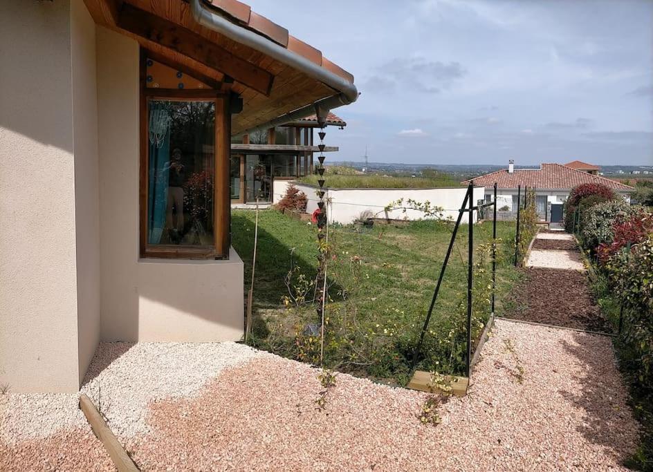 Ambiance Verdoyante Et Vue Sur La Vallee *